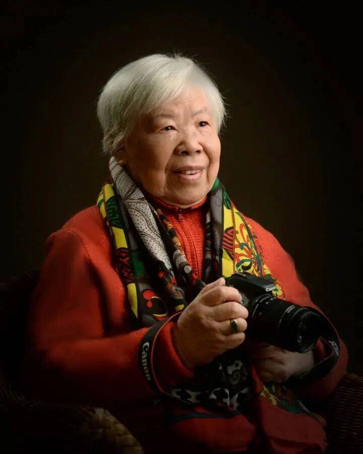 新中國(guó)第一批女?dāng)z影記者曉莊去世，享年94歲