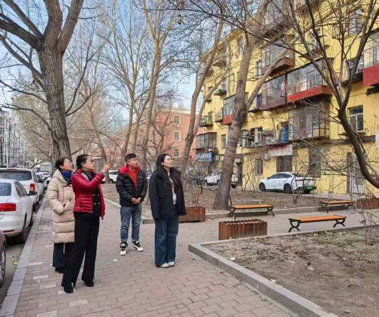 哈市香坊區(qū)安樂街道高效推進大慶副路外掛陽臺清理工作