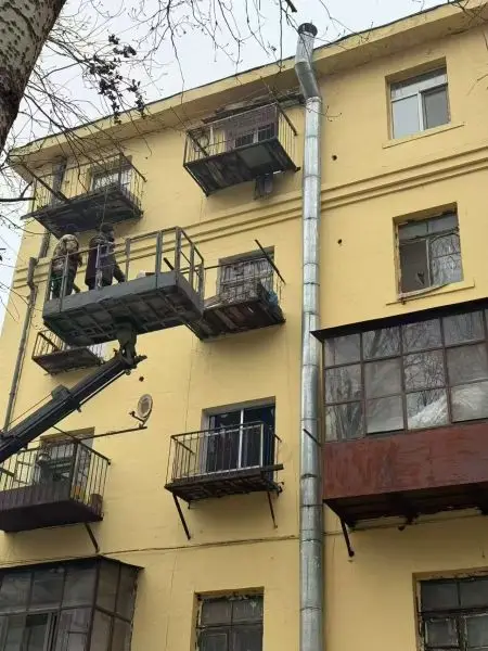 哈市香坊區(qū)安樂街道高效推進大慶副路外掛陽臺清理工作