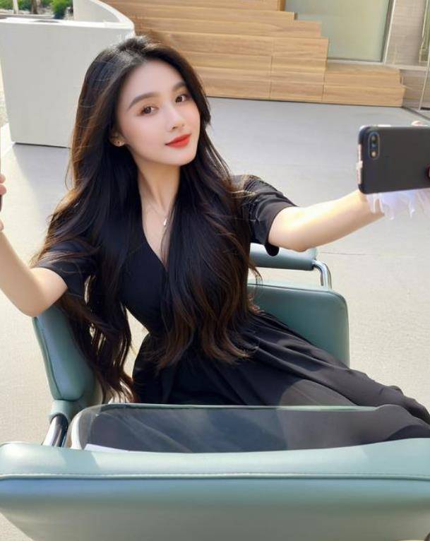 原創(chuàng)開心一笑：姑娘和男友恩愛時(shí)忘記拉窗簾，結(jié)果六旬老漢住院了……