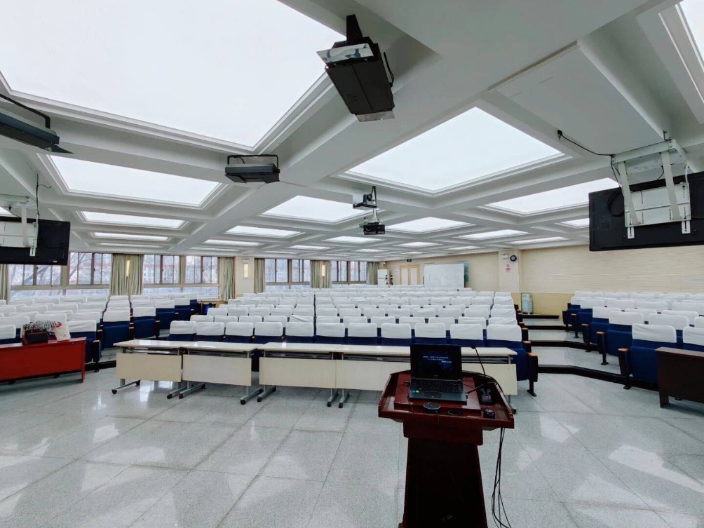 200多個(gè)中學(xué)老師，集體……